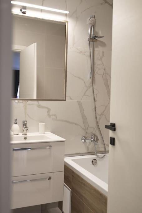 Eliza'S Apartment By Oasis Homes ออราแด ภายนอก รูปภาพ
